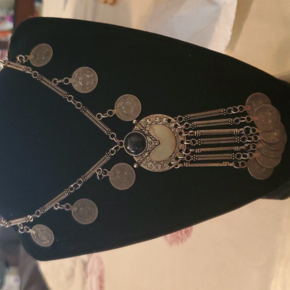 VINTAGE SILVER TONE FAUX ONYX COIN DESIGN BEAUTIFUL NECKLACE